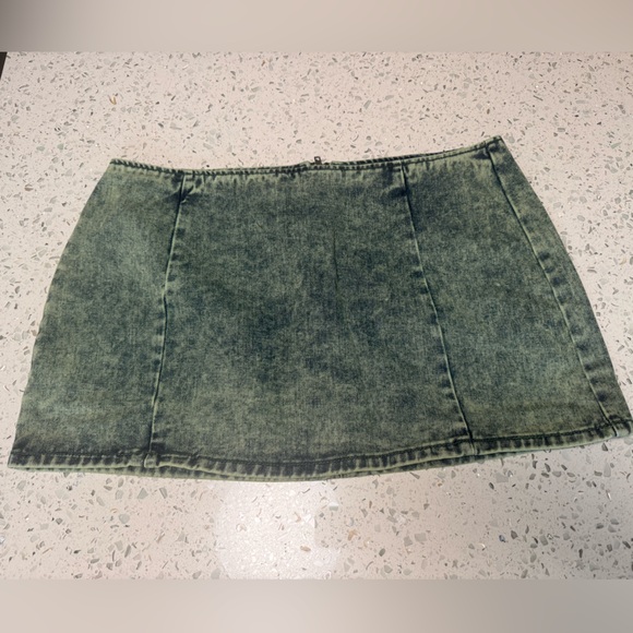 PrettyLittleThing Green Tint Vintage Style Denim Mini Skirt Size 12 NWT - Picture 2 of 3